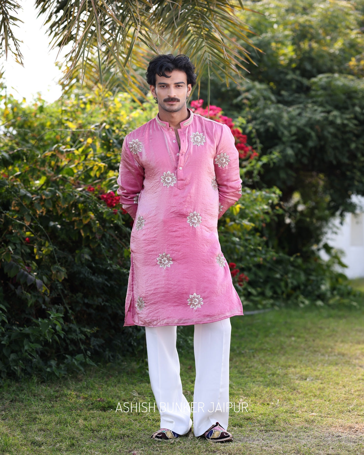 Surkh Gulabi kurta